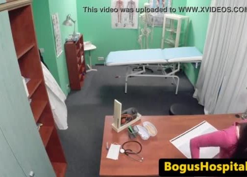 Amateur hospital babe cockriding her doctor